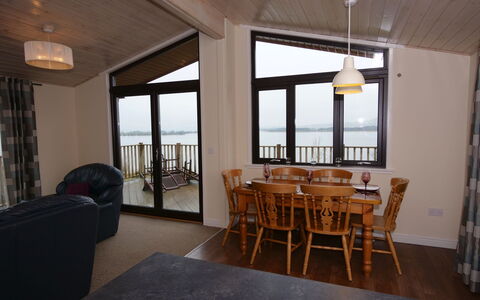 Loch Leven Lodge: Table, Meubles, Propriété, Bâtiment, Bois, Chaise, Design Intérieur, Architecture, Sol, Ombre