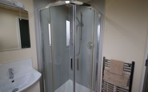 Loch Leven Lodge: Miroir, Propriété, Luminaire Plomberie, Évier, Porte De Douche, Salle De Bains, Bâtiment, Robinet, Douche