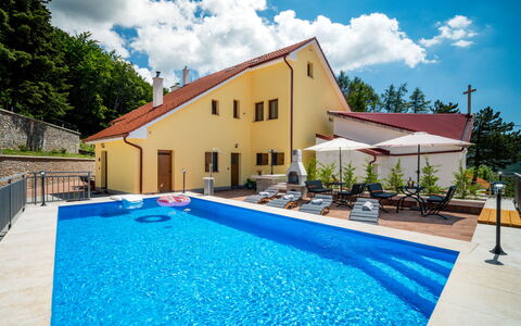 Sveti Juraj 801: Nuage, Ciel, L'Eau, Plante, Bâtiment, Propriété, Piscine, Bleu, Arbre, Bleu Azur