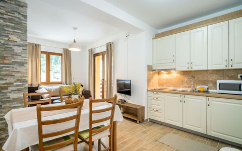 Oltari: Meubles, Cabinetry, Propriété, Comptoir, Appareil De Cuisine, Bois, Plante D'Appartement, Table, Chaise, Cuisine
