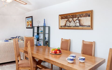 Lausanne: Pièce, Propriété, Meubles, Salle À Manger, Table, Design Intérieur, Bâtiment, Maison, Immobilier, Sol