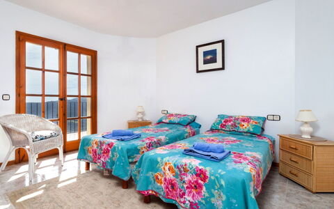 Lausanne: Chambre, Meubles, Lit, Drap De Lit, Pièce, Propriété, Literie, Cadre De Lit, Design Intérieur, Turquoise