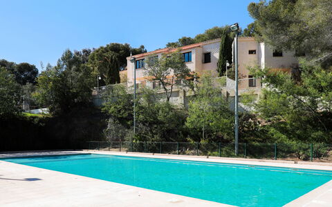 Saint-Raphaël 276: L'Eau, Ciel, Plante, Propriété, Piscine, Bleu Azur, Bâtiment, Arbre, Ombre, Rectangle