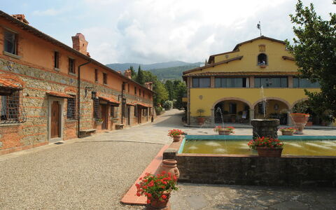 Fattoria Fronzano: Plante, Ciel, Bâtiment, Fenêtre, Propriété, Nuage, Fleur, Maison, Pot De Fleur, Arbre