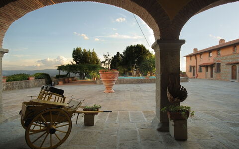 Fattoria Fronzano: Ciel, Plante, Propriété, Nuage, Pot De Fleur, Roue, Plante D'Appartement, Bleu Azur, Ombre, Lumière Du Soleil