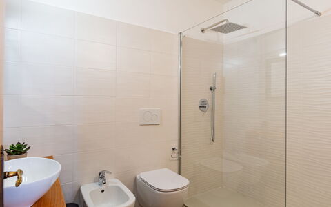 Lago di Ledro 120: Propriété, Luminaire Plomberie, Salle De Bains, Bâtiment, Plante, Design Intérieur, Sol, Robinet