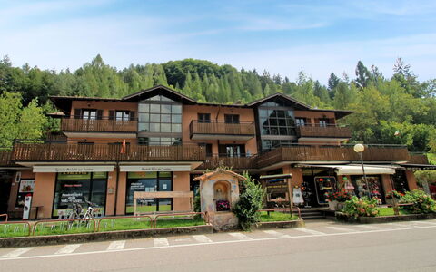 Lago di Ledro 120: Plante, Ciel, Bâtiment, Nuage, Fenêtre, Arbre, Maison, Chalet, Design Urbain, Façade