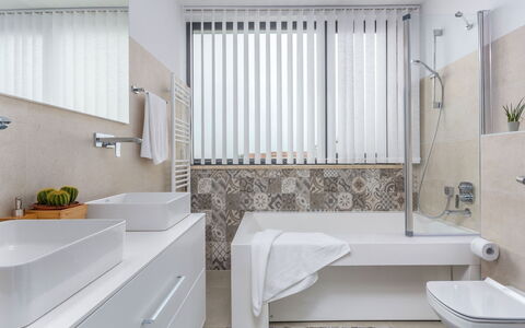 Paolo: Design Intérieur, Luminaire Plomberie, Salle De Bains, Évier, Sol, Mur, Lavabo, Sol, Comptoir, Robinet