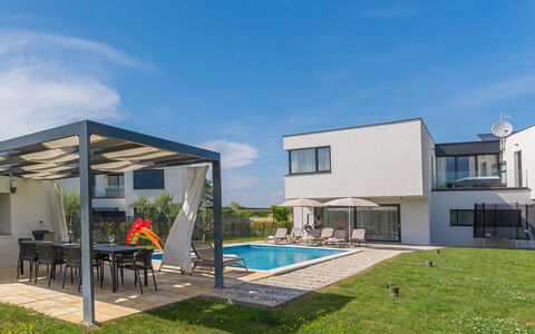 Paolo: Zone Résidentielle, Domicile, Ombre, Biens, Jardin, Aménagement Paysager, Piscine, Loisir, Cour, Villa
