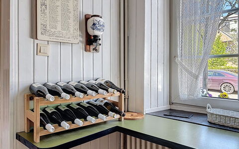 Moselhäuschen: Bouteille, Cuisine, Tache De Bois, Bouteille De Vin, Bouteille En Verre, Cabinetry, Comptoir, Dur