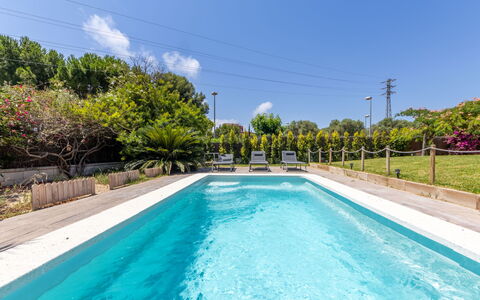Casa Alexandra: L'Eau, Ciel, Plante, Ressources En Eau, Nuage, Piscine, La Nature, Bleu Azur, Arbre, Paysage Naturel