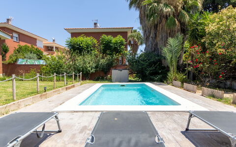 Casa Alexandra: Plante, L'Eau, Propriété, Bâtiment, Piscine, Ciel, Arbre, Bleu Azur, Ombre, Mobilier De Jardin