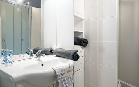 Quiberon 221: Salle De Bains, Pièce, Propriété, Mur, Tuile, Bâtiment, Matériel De La Propriété, Accessoire Salle De Bain, Immobilier, Sol