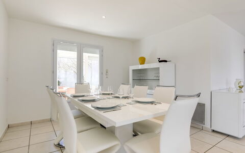 Villa Languedoc: Propriété, Pièce, Blanc, Meubles, Design Intérieur, Table, Immobilier, Bâtiment, Salle À Manger, Maison
