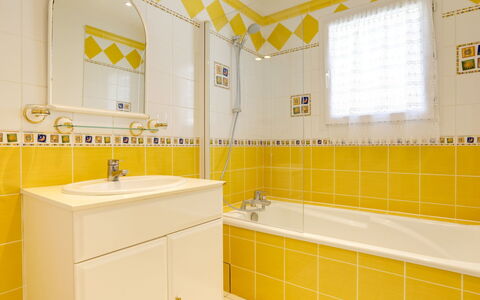Villa Languedoc: Salle De Bains, Jaune, Tuile, Pièce, Propriété, Design Intérieur, Plafond, Mur, Sol, Architecture