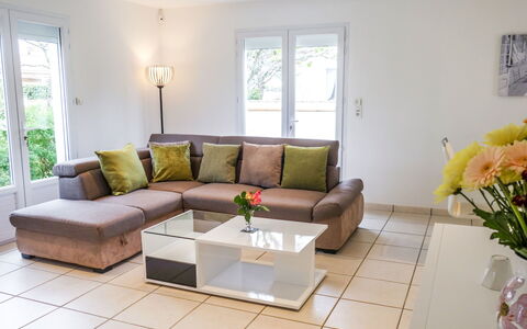 Villa Languedoc: Salon, Meubles, Pièce, Propriété, Design Intérieur, Canapé, Sol, Jaune, Bâtiment, Maison