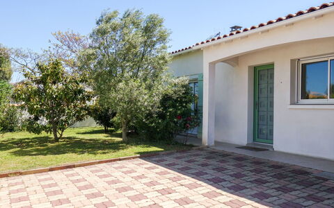Villa Languedoc: Propriété, Domicile, Maison, Immobilier, Bâtiment, Zone Résidentielle, Arbre, Lot Terre, Biens, Herbe