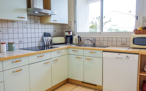 Villa Languedoc: Propriété, Cuisine, Pièce, Cabinetry, Comptoir, Meubles, Jaune, Principaux Appliance, Bâtiment, Maison
