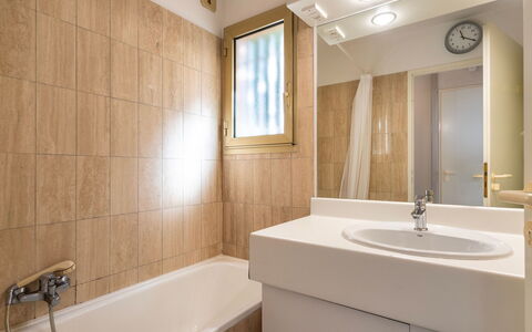 Le Lavandou 320: Marron, Miroir, Baignoire, Robinet, Luminaire Plomberie, Propriété, Évier, Lavabo, Salle De Bains