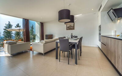 Golden Ray 210.2: Table, Propriété, Meubles, Plante, Chaise, Design Intérieur, Bâtiment, Bois, Cuisine, Plante D'Appartement