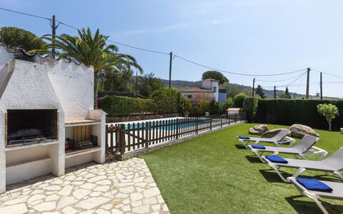 Mas Companys: Ciel, Plante, Bâtiment, Ombre, Design Urbain, Mobilier De Jardin, Zone Résidentielle, Arecales, Maison, Chalet