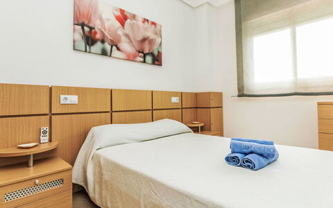 La Mar Bella: Lit, Sol, Sol, Chambre, Meubles, Design Intérieur, Drap De Lit, Pièce, Literie, Plafond