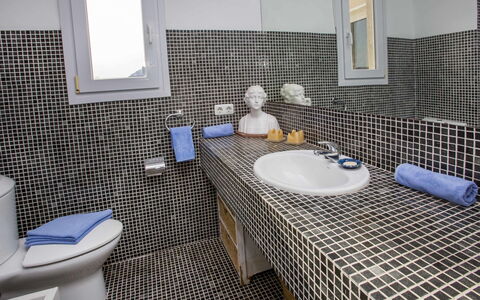 Torre del Castillo: Miroir, Robinet, Luminaire Plomberie, Évier, Lavabo, Salle De Bains, Textile, Bâtiment, Violet, Design Intérieur