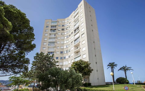 Torre del Castillo: Ciel, Bâtiment, Plante, Jour, Skyscraper, Fenêtre, Arbre, Maison, Architecture, Bloc Tour