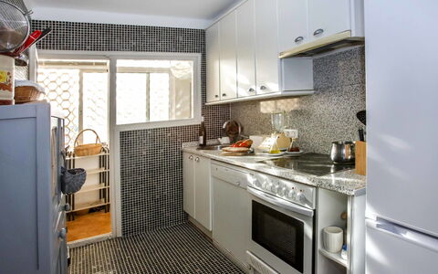 Torre del Castillo: Cabinetry, Propriété, Comptoir, Cuisinière, Appareil De Cuisine, Cuisine, Design Intérieur, Électroménager, Bâtiment, Gaz Poele