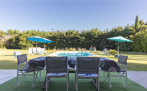 Un Petit Coin de Paradis: Meubles, Mobilier De Jardin, Chaise, Tableau De Plein Air, Ombre, Piscine, Pelouse, Loisir, Jardin, Parapluie