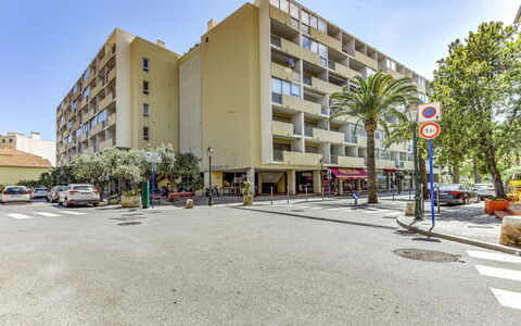Le Lavandou 204: Ciel, Bâtiment, Propriété, Plante, Infrastructure, Arbre, Fenêtre, Design Urbain, Surface De La Route, Voiture