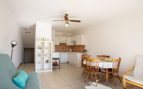 Le Lavandou 204: Propriété, Plante, Ciel, Feuille, Bois, Architecture, Végétation, Biome, Mur, Immobilier