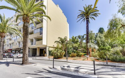 Le Lavandou 204: Bâtiment, Ciel, Jour, Propriété, Plante, Arbre, Bleu Azur, Arecales, Condominium, Design Urbain