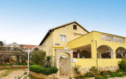 Marijana: Plante, Ciel, Bâtiment, Fenêtre, Lot Terre, Arbre, Ombre, Maison, Quartier, Paysage