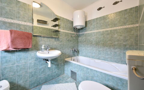 Marijana: Miroir, Robinet, Luminaire Plomberie, Lavabo, Évier, Propriété, Photographier, Salle De Bains, Violet, Bâtiment