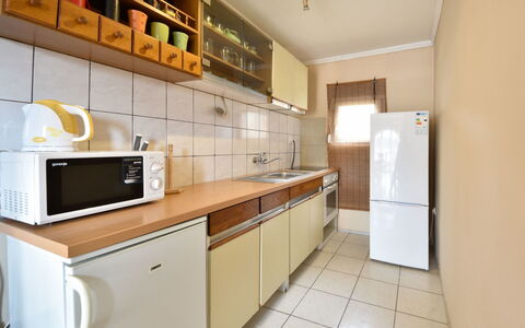 Marijana: Cabinetry, Comptoir, Meubles, Bâtiment, Appareil De Cuisine, Cuisinière, Cuisine, Bois, Électroménager, Sol