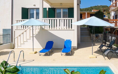 Villa Zlatan: Propriété, Bâtiment, Maison, Balancelle, Recours, Immobilier, Ombre, Domicile, Mobilier De Jardin, Piscine