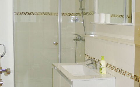 Villa Zlatan: Salle De Bains, Tuile, Propriété, Pièce, Robinet, Luminaire Plomberie, Mur, Design Intérieur, Accessoire Salle De Bain, Porte De Douche