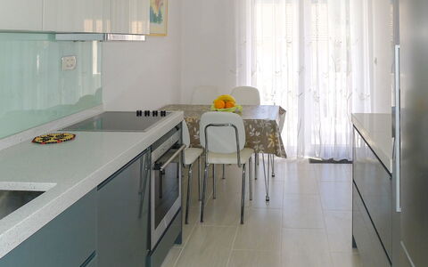 Villa Zlatan: Pièce, Propriété, Sol, Meubles, Comptoir, Cuisine, Tuile, Design Intérieur, Bâtiment, Cabinetry