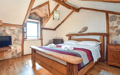 Villa Golubinka: Chambre, Lit, Meubles, Pièce, Propriété, Cadre De Lit, Drap De Lit, Bâtiment, Design Intérieur, Grenier