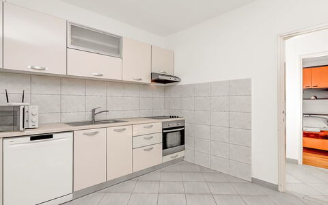 Ruža: Pièce, Propriété, Meubles, Cabinetry, Cuisine, Comptoir, Design Intérieur, Tuile, Sol, Immobilier
