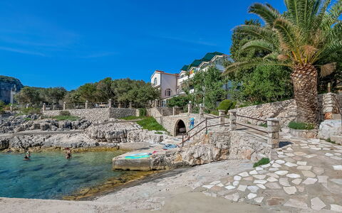 Martina: Ciel, L'Eau, Plante, Propriété, Bâtiment, Bleu Azur, Arbre, Arecales, Maison, Paysage