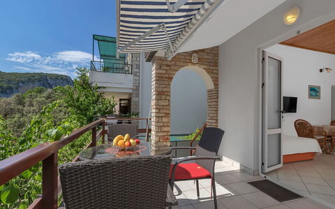 Martina: Meubles, Bâtiment, Chaise, Nuage, Ciel, Ombre, Bois, Canapé, Plante, Design Intérieur