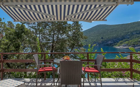 Martina: Meubles, Table, Propriété, Ciel, Plante, Ombre, Mobilier De Jardin, Chaise, Arbre, Design Intérieur