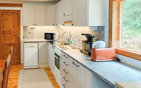 Mäntyniemi: Cuisine, Appareil De Cuisine, Comptoir, Principaux Appliance, Cabinetry, Design Intérieur, Bois, Sol, Evier, Meubles