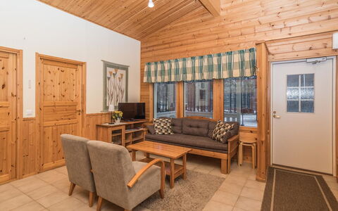 Villa Kuusanka: Bois, Plafond, Sol, Domicile, Chalet, Tache De Bois, Dur, Cabane En Rondins, Cabinetry, Tiroir