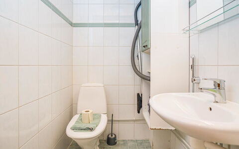 Villa Kuukso: Salle De Bains, Siège De Toilette, Toilette, Luminaire Plomberie, Lavabo, Sol, Sol, Design Intérieur, Évier, Plomberie