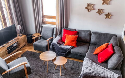 Alppitähti: Meubles, Design Intérieur, Sol, Sol, Table, Plafond, Table Cuisine Et Salle A Manger, Éclairage, Chaise, Domicile