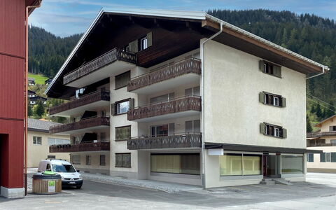 Lang: Ciel, Nuage, Bâtiment, Fenêtre, Voiture, Arbre, Maison, Design Urbain, Roue, Matériel De La Propriété