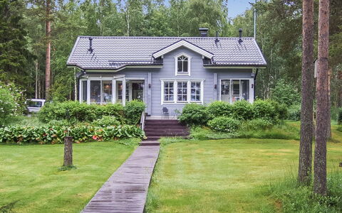 Ojala: Bâtiment, Herbe, Fenêtre, Maison, Domicile, Arbuste, Toit, Chalet, Zone Résidentielle